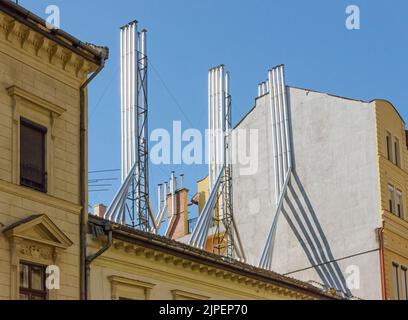 Rues au coin de Budapest avec cheminées de toit, Hongrie. Banque D'Images