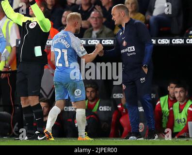 Alex Pritchard de Sunderland (à gauche) se secoue avec le directeur Alex Neil après avoir été remplacé lors du match du championnat Sky Bet à Bramall Lane, Sheffield. Date de la photo: Mercredi 17 août 2022. Banque D'Images