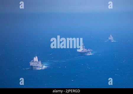 Océan Pacifique. 11th août 2022. Le navire de quai de transport amphibie USS John P. Murtha (LPD 26), le navire d'assaut amphibie USS Makin Island (LHD 8) et le navire de quai de transport amphibie USS Anchorage (LPD 23) effectuent un exercice de transit de détroit, août 11. Les exercices de transport en détroit démontrent la capacité de la Marine américaine de respecter l'engagement du pays à une navigation libre et ouverte dans le monde entier. L'île Makin, navire amiral de l'escadron amphibie (CP) SEVEN, ainsi que l'unité expéditionnaire maritime 13th (UGM), mène actuellement une formation intégrée dans la flotte américaine 3rd afin de préparer un ucp Banque D'Images