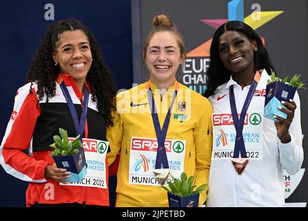 Gina Luckenkemper (au centre) d'Allemagne avec la médaille d'or, Mujinga Kambundji (à gauche) de Suisse avec la médaille d'argent et Daryll Neita de Grande-Bretagne avec la médaille de bronze après la finale des femmes 100m au cours du septième jour des Championnats d'Europe 2022 à Munich, en Allemagne. Date de la photo: Mercredi 17 août 2022. Banque D'Images