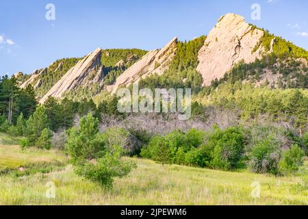 Vue sur les sommets de Flatiron dans le parc Chautauqua à Boulder, Colorado Banque D'Images