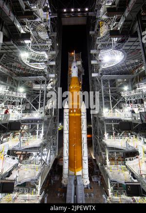 Cape Canaveral, Floride, États-Unis. 16th août 2022. La fusée SLS (Space Launch System) de la NASA à bord de l'engin spatial Orion est vue au sommet d'un lanceur mobile alors qu'elle sort du bâtiment d'assemblage de véhicules pour lancer le Pad 39B, le mardi 16 août 2022, au Kennedy Space Center de la NASA, en Floride. La mission Artemis I de la NASA est le premier test intégré des systèmes d'exploration spatiale profonde de l'agence : l'engin spatial Orion, la fusée SLS et les systèmes de soutien au sol pour un lancement 29 août. Crédit : ZUMA Press, Inc./Alay Live News Banque D'Images