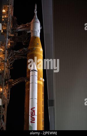 Cape Canaveral, Floride, États-Unis. 16th août 2022. La fusée SLS (Space Launch System) de la NASA à bord de l'engin spatial Orion est vue au sommet d'un lanceur mobile alors qu'elle sort du bâtiment d'assemblage de véhicules pour lancer le Pad 39B au Kennedy Space Center de la NASA en Floride. La mission Artemis I de la NASA est le premier test intégré des systèmes d'exploration spatiale profonde de l'agence : l'engin spatial Orion, la fusée SLS et les systèmes de soutien au sol pour un lancement 29 août. Crédit : ZUMA Press, Inc./Alay Live News Banque D'Images