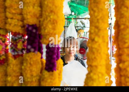 Pak Khlong Talat (marché aux fleurs) est un marché qui vend des fleurs, des fruits et des légumes traditionnels dans le district de Burapha Phirom. Portrait des vendeurs Banque D'Images