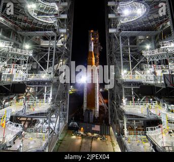 Cape Canaveral, Floride, États-Unis. 16th août 2022. La fusée SLS (Space Launch System) de la NASA à bord de l'engin spatial Orion est vue au sommet d'un lanceur mobile alors qu'elle sort du bâtiment d'assemblage de véhicules pour lancer le Pad 39B au Kennedy Space Center de la NASA en Floride. La mission Artemis I de la NASA est le premier test intégré des systèmes d'exploration spatiale profonde de l'agence : l'engin spatial Orion, la fusée SLS et les systèmes de soutien au sol pour un lancement 29 août. Crédit : ZUMA Press, Inc./Alay Live News Banque D'Images