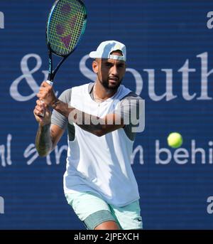 Mason, Ohio, États-Unis. 17 août 2022: Un blessé Nick Kyrgios (AUS) perd à Taylor Fritz (Etats-Unis), 6-3, 6-2 à l'Open de l'Ouest et du Sud étant joué au Lindner Family tennis Centre à Cincinnati, Ohio, {Etats-Unis} © Leslie Billman/Tennisclix/Cal Sport Media Credit: CAL Sport Media/Alay Live News Banque D'Images