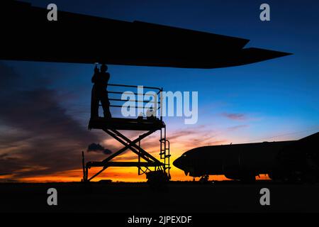 Sergent d'état-major de la Force aérienne des États-Unis Jonathan Knutson, chef d'équipage du 6th Escadron de maintenance d'aéronefs, retire un panneau de bord avant d'un KC-135 Stratotanker affecté à l'escadre de ravitaillement en vol 6th de la base aérienne de MacDill, Floride, le 15 août 2022. Les agents de maintenance effectuent des inspections en amont à bord des aéronefs pour s'assurer qu'ils respectent les normes de sécurité et qu'ils sont prêts à voler à un moment donné. (É.-U. Photo de la Force aérienne par Airman 1st Class Joshua Hastings) Banque D'Images