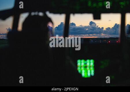 Un C-130J Super Hercules affecté au 36th Airlift Squadron taxi à l'aéroport Iwo Jima (Japon), le 4 août 2022. Tout en aidant Marines avec une mission de ravitaillement, Airman a également pratiqué les concepts d'emploi de combat Agile de la logistique innovante et des capacités de projection de force. (É.-U. Photo de la Force aérienne par le sergent d'état-major. Jessica Avallone) Banque D'Images