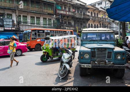 BANGKOK, THAÏLANDE. 1 avril 2016. Célèbre quartier chinois de Bangkok. Rues colorées et vie quotidienne. Bangkok est une destination touristique importante. Banque D'Images