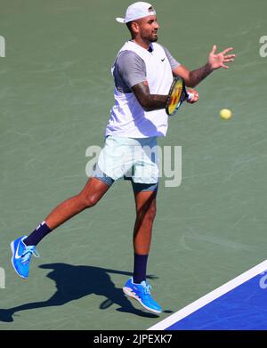 Mason, Ohio, États-Unis. 17 août 2022: Un blessé Nick Kyrgios (AUS) perd à Taylor Fritz (Etats-Unis), 6-3, 6-2 à l'Open de l'Ouest et du Sud étant joué au Lindner Family tennis Centre à Cincinnati, Ohio, {Etats-Unis} © Leslie Billman/Tennisclix/Cal Sport Media Credit: CAL Sport Media/Alay Live News Banque D'Images