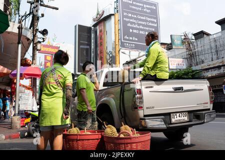 BANGKOK, THAÏLANDE. 1 avril 2016. Célèbre quartier chinois de Bangkok. Rues colorées et vie quotidienne. Bangkok est une destination touristique importante. Banque D'Images