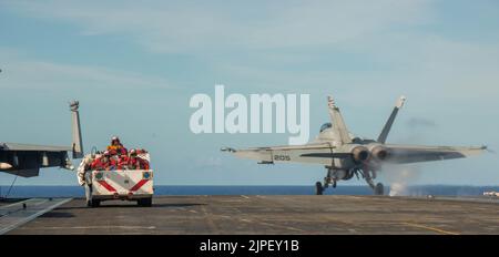 220817-N-LI114-1139 MER DES PHILIPPINES (AOÛT 17, 2022) un F/A-18E Super Hornet, attaché au Royal Maces of Strike Fighter Squadron (VFA) 27, est lancé à partir du pont de vol du seul porte-avions déployé par l'avant de la marine américaine, USS Ronald Reagan (CVN 76). Les Royal Maces effectuent des missions d'escorte de la force de frappe et d'attaque aériennes basées sur des transporteurs, ainsi que des opérations de collecte de renseignements et de navires, de groupes de combat. Ronald Reagan, le navire amiral du Carrier Strike Group 5, fournit une force prête à combattre qui protège et défend les États-Unis, et soutient les alliances, les partenariats et les forces maritimes collectives Banque D'Images