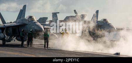 220817-N-LI114-1131 MER DES PHILIPPINES (AOÛT 17, 2022) F/A-18E Super Hornets, attachés au Royal Maces of Strike Fighter Squadron (VFA) 27 se préparent au lancement à bord du seul porte-avions de la Marine américaine, le USS Ronald Reagan (CVN 76). Les Royal Maces effectuent des missions d'escorte de la force de frappe et d'attaque aériennes basées sur des transporteurs, ainsi que des opérations de collecte de renseignements et de navires, de groupes de combat. Ronald Reagan, le navire amiral du Carrier Strike Group 5, fournit une force prête à combattre qui protège et défend les États-Unis, et soutient les alliances, les partenariats et les intérêts maritimes collectifs Banque D'Images