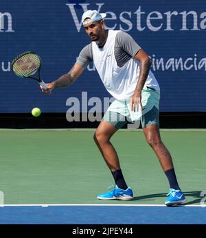 Mason, Ohio, États-Unis. 17 août 2022: Un blessé Nick Kyrgios (AUS) perd à Taylor Fritz (Etats-Unis), 6-3, 6-2 à l'Open de l'Ouest et du Sud étant joué au Lindner Family tennis Centre à Cincinnati, Ohio, {Etats-Unis} © Leslie Billman/Tennisclix/Cal Sport Media Credit: CAL Sport Media/Alay Live News Banque D'Images