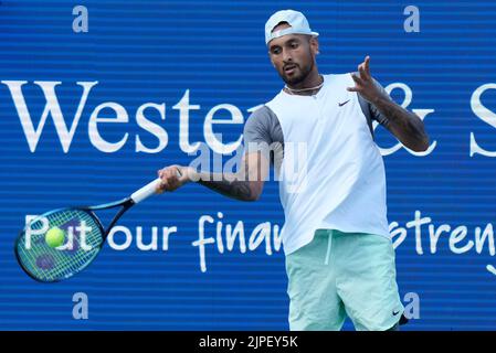 Mason, Ohio, États-Unis. 17 août 2022: Un blessé Nick Kyrgios (AUS) perd à Taylor Fritz (Etats-Unis), 6-3, 6-2 à l'Open de l'Ouest et du Sud étant joué au Lindner Family tennis Centre à Cincinnati, Ohio, {Etats-Unis} © Leslie Billman/Tennisclix/Cal Sport Media Credit: CAL Sport Media/Alay Live News Banque D'Images