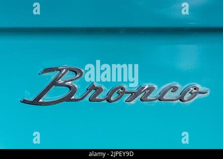 Loveland, CO - 9 juillet, 2022 : emblème d'aile d'un ancien Ford Bronco Sport au Loveland Classic car Show Banque D'Images