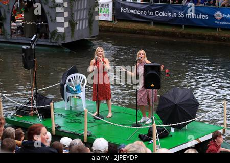Hythe, Royaume-Uni. 17th août 2022. Hythe duo, ici viennent les filles vues sur un flotteur pendant la fête. À Hythe, Royaume-Uni, le 8/17/2022. (Photo de Carlton Myrie/News Images/Sipa USA) crédit: SIPA USA/Alay Live News Banque D'Images