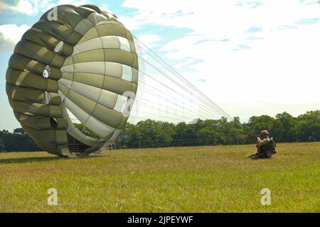 British Paratrooper fait un atterrissage sur Glen Rock Drop zone pendant le Leapfest 2022 à Exeter, Rhode Island, 6 août 2022. Leapfest est le plus grand événement international d'entraînement et de compétition de parachutisme en ligne statique organisé par le Commandement de la troupe de 56th de la Garde nationale de l'Armée du Rhode Island pour promouvoir l'entraînement technique de haut niveau et l'esprit de corps au sein de la communauté aéroportée internationale. (É.-U. Photo de la Garde nationale de l'armée par la CPS. Jonathan Santana) Banque D'Images