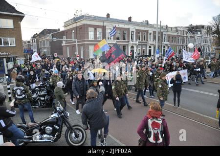 07-11-2021 la Haye, les pays-Bas.anti corona mesure la protestation.plus de 20,000 personnes se sont rassemblées au Mallieveld,étaient-elles écoutées par les discours de la FVD et d'autres groupes.après qu'elles ont défilé pacifiquement à travers la Haye Banque D'Images