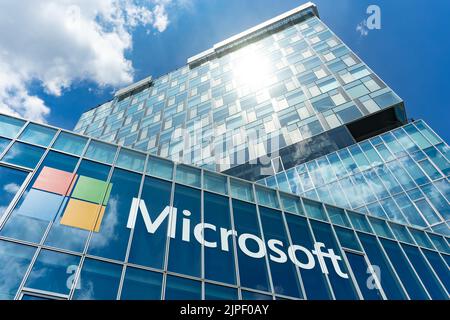 Bucarest, Roumanie - 04 juin 2022: Vue du siège de Microsoft Roumanie dans les tours de la porte de ville situé sur la place de la presse libre, à Bucarest, Roumanie. Banque D'Images