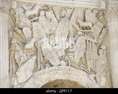 Section des reliefs sculptés dans un panneau de l'Arche Triumphale d'Orange, datant de l'époque romaine et désormais classé au patrimoine mondial de l'UNESCO. Banque D'Images