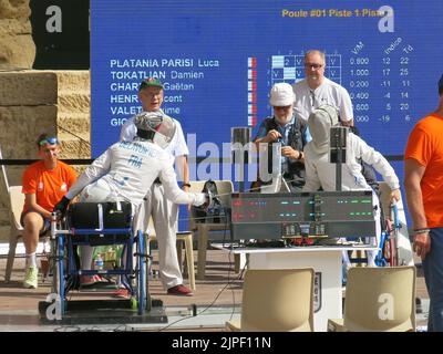 La technologie moderne, y compris la fixation pour fauteuil roulant handifix, est évidente dans le sport d'escrime pour personnes handicapées lors des championnats français de 2022 à Orange. Banque D'Images