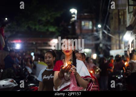 Katmandou, Népal. 17th août 2022. Un dévot offrant une lampe à huile pendant la fête de Bagh Bhairab. À l'occasion du festival Bagh Bhairab, les dévotés contourneront le temple Bagh Bhairab 108 fois pour des bénédictions avec succès et une bonne santé. (Image de crédit : © Bivas Shrestha/SOPA Images via ZUMA Press Wire) Banque D'Images