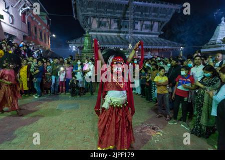 Katmandou, Népal. 17th août 2022. Un lakhey effectue une danse rituelle pendant la célébration du festival Bagh Bhairab. À l'occasion du festival Bagh Bhairab, les dévotés contourneront le temple Bagh Bhairab 108 fois pour des bénédictions avec succès et une bonne santé. (Image de crédit : © Bivas Shrestha/SOPA Images via ZUMA Press Wire) Banque D'Images