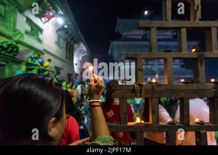 Katmandou, Népal. 17th août 2022. Un dévot offrant une lampe à huile pendant la fête de Bagh Bhairab. À l'occasion du festival Bagh Bhairab, les dévotés contourneront le temple Bagh Bhairab 108 fois pour des bénédictions avec succès et une bonne santé. (Image de crédit : © Bivas Shrestha/SOPA Images via ZUMA Press Wire) Banque D'Images