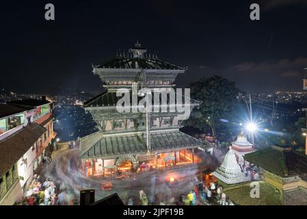 Katmandou, Népal. 17th août 2022. Les dévotés ont vu le tour du temple Bagh Bhairab à l'occasion du festival Bagh Bhairab. À l'occasion du festival Bagh Bhairab, les dévotés contourneront le temple Bagh Bhairab 108 fois pour des bénédictions avec succès et une bonne santé. (Image de crédit : © Bivas Shrestha/SOPA Images via ZUMA Press Wire) Banque D'Images