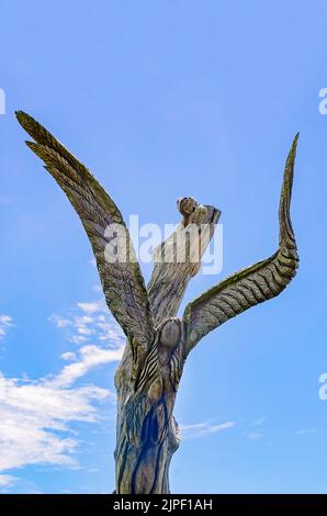 La sculpture de l'ange est photographiée, le 13 août 2022, à Bay Saint Louis, Mississippi. La sculpture a été créée à partir des restes d'un chêne vivant. Banque D'Images