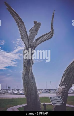 La sculpture de l'ange est photographiée, le 13 août 2022, à Bay Saint Louis, Mississippi. La sculpture a été créée à partir des restes d'un chêne vivant. Banque D'Images