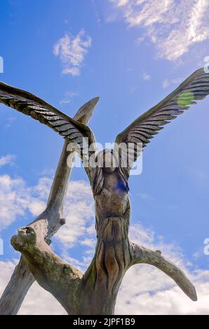 La sculpture de l'ange est photographiée, le 13 août 2022, à Bay Saint Louis, Mississippi. La sculpture a été créée à partir des restes d'un chêne vivant. Banque D'Images