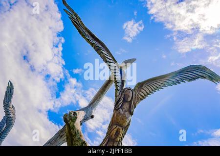 La sculpture de l'ange est photographiée, le 13 août 2022, à Bay Saint Louis, Mississippi. La sculpture a été créée à partir des restes d'un chêne vivant. Banque D'Images