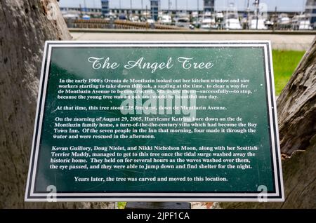 Une plaque raconte l'histoire de la sculpture de l'ange, le 13 août 2022, à Bay Saint Louis, Mississippi. Banque D'Images