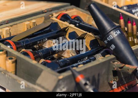 Photo en gros plan des munitions de bazooka stockées dans une boîte en bois. Armes et équipements militaires. Tir horizontal. Photo de haute qualité Banque D'Images