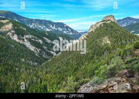 falaises dans la forêt nationale d'helena au-dessus du canyon de beaver creek près de york, montana Banque D'Images