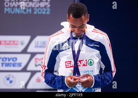 Munich, Allemagne. 17th août 2022. Championnats d'Europe, athlétisme, cérémonie de remise des prix. Jean-Marc Pontvianne (France), vainqueur de la médaille de bronze en triple saut, regarde sa médaille. Credit: Marius Becker/dpa/Alay Live News Banque D'Images