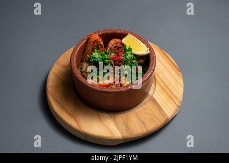 plat de cuisine géorgienne ou cerveau de veau rôti avec tomate, oignon et épices Banque D'Images