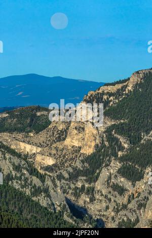 pleine lune au-dessus du canyon de beaver creek dans la forêt nationale d'helena près de york, montana Banque D'Images