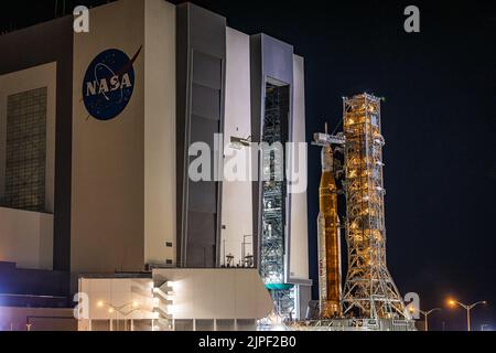 ÉTATS-UNIS. 16th août 2022. Le système de lancement spatial de la NASA est installé dans le bâtiment d'assemblage de véhicules du Kennedy Space Center de l'agence en Floride, le 16 août 2022, en prévision de la mission inaugurale d'Artemis I sur orbite lunaire. (Photo par Alex G Perez/AGPfoto/Sipa USA) crédit: SIPA USA/Alay Live News Banque D'Images