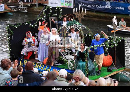 Hythe, Royaume-Uni. 17th août 2022. Un flotteur sur le thème de Cendrillon vu à la tête. À Hythe, Royaume-Uni, le 8/17/2022. (Photo de Carlton Myrie/News Images/Sipa USA) crédit: SIPA USA/Alay Live News Banque D'Images