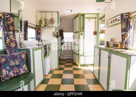 Intérieur de la caravane Bluebird Penthouse à High Bickington, Devon, Angleterre, Royaume-Uni. Banque D'Images