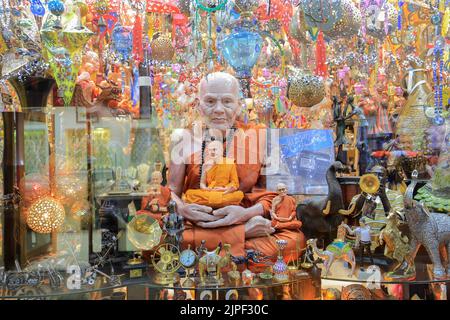 Statue de Bouddha derrière un verre sur la vitrine d'une boutique de souvenirs en Égypte Banque D'Images