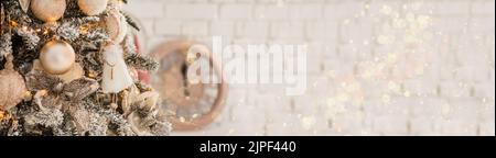 Un ange de Noël sur les branches d'un arbre de Noël sur le fond d'une horloge montrant 12.Célébration de la Saint-Sylvestre 2022 Banque D'Images