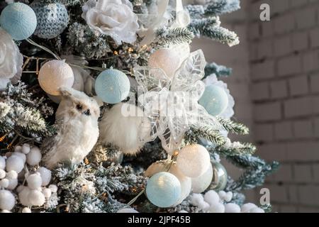 Arbre de Noël décoré d'un jouet d'olive et de guirlandes.Décoration de Noël blanche et bleue.Le contexte de la nouvelle année Banque D'Images