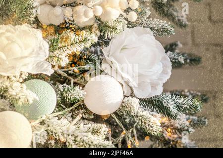Gros plan des boules sur l'arbre de noël.Concept de la nouvelle année.Roses blanches dans le d cor de l'arbre de Noël. Fond avec décorations de Noël.Copier l'espace Banque D'Images