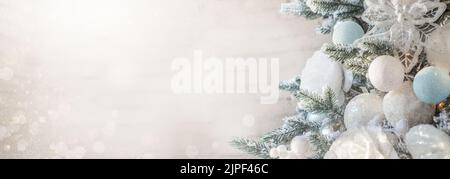 Gros plan des boules sur l'arbre de noël.Concept de la nouvelle année.Roses blanches dans le d cor de l'arbre de Noël. Fond avec décorations de Noël.Copier l'espace Banque D'Images