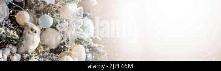 Arbre de Noël décoré d'un jouet d'olive et de guirlandes.Décoration de Noël blanche et bleue.Le contexte de la nouvelle année Banque D'Images