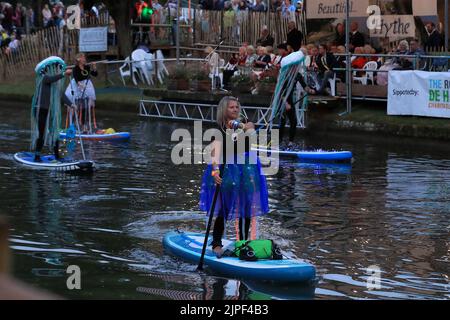 Hythe, Royaume-Uni. 17th août 2022. Les paddle-boarders passent pendant la fête à Hythe, Royaume-Uni, le 8/17/2022. (Photo de Carlton Myrie/News Images/Sipa USA) crédit: SIPA USA/Alay Live News Banque D'Images